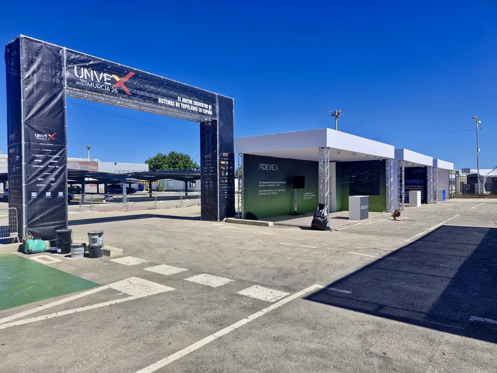 Arco de acceso de UNVEX Murcia 2026 y carpas de exposición en el antiguo aeropuerto de San Javier