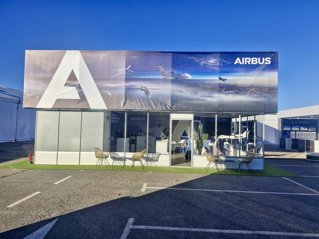 Pabellón acristalado de Airbus en UNVEX 2026 con gran gráfica superior