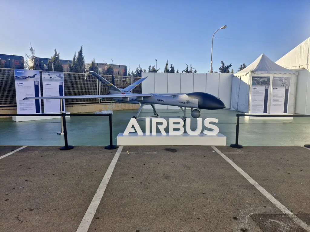 Dron SIRTAP de Airbus expuesto en una plataforma al aire libre en UNVEX 2026