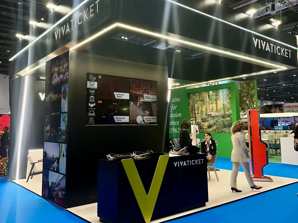 Mostrador con la V de Vivaticket y pantalla en el stand de IAAPA Expo Europe 2026 en el ExCeL de Londres