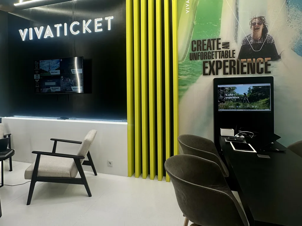 Puesto de trabajo del stand de Vivaticket con lamas verde lima y gráfica de parque acuático
